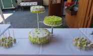Hochzeitstorte dreistöckig mit passendem Cake-Pop